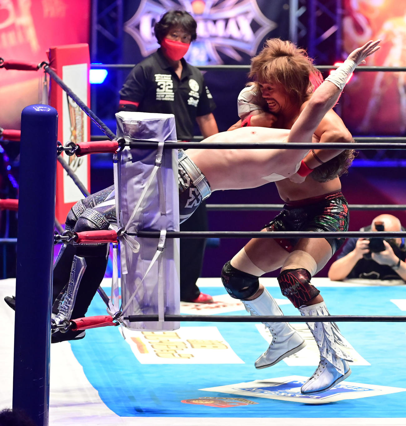 「G1クライマックス32」ファイナルトーナメント準決勝、内藤哲也対ウィル・オスプレイ、ウィル・オスプレイ（左）を攻める内藤（撮影・小沢裕）