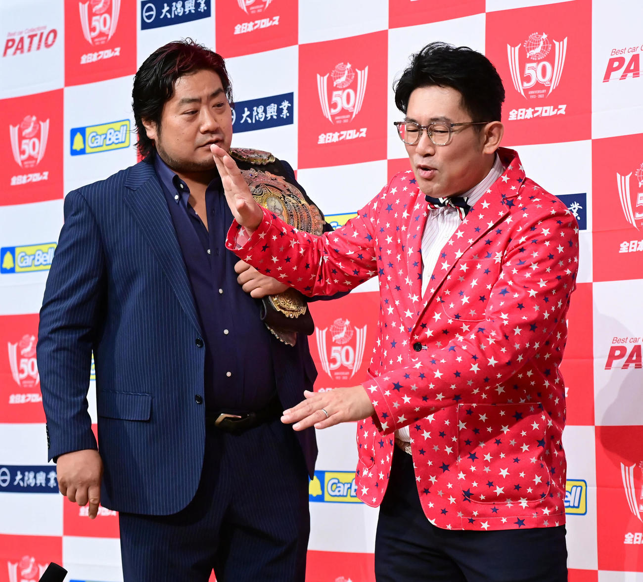 9．18全日本プロレス50周年記念大会のアンバサダーに就任したビビる大木（右）は囲み会見に臨んだ3冠ヘビー級王者の諏訪魔から詰め寄られて引き下がる（撮影・小沢裕）