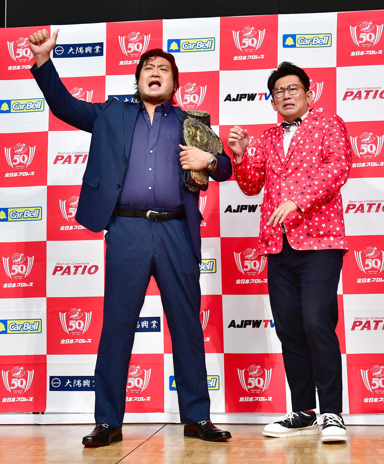 9．18全日本プロレス50周年記念大会のアンバサダーに就任したビビる大木（右）は3冠ヘビー級王者の諏訪魔とフォトセッションに臨む（撮影・小沢裕）