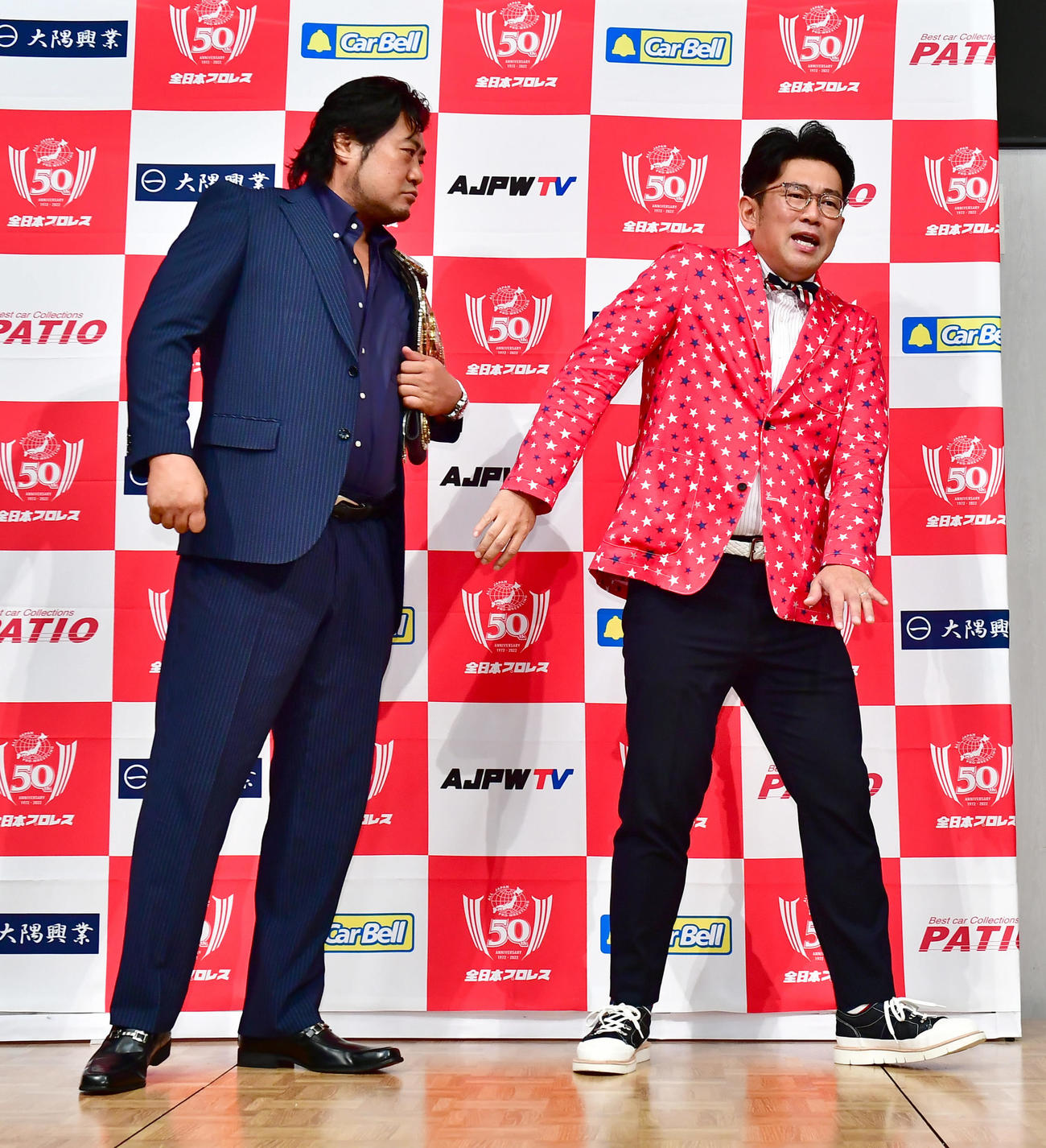 9．18全日本プロレス50周年記念大会のアンバサダーに就任したビビる大木（右）は3冠ヘビー級王者の諏訪魔とフォトセッションに臨む（撮影・小沢裕）