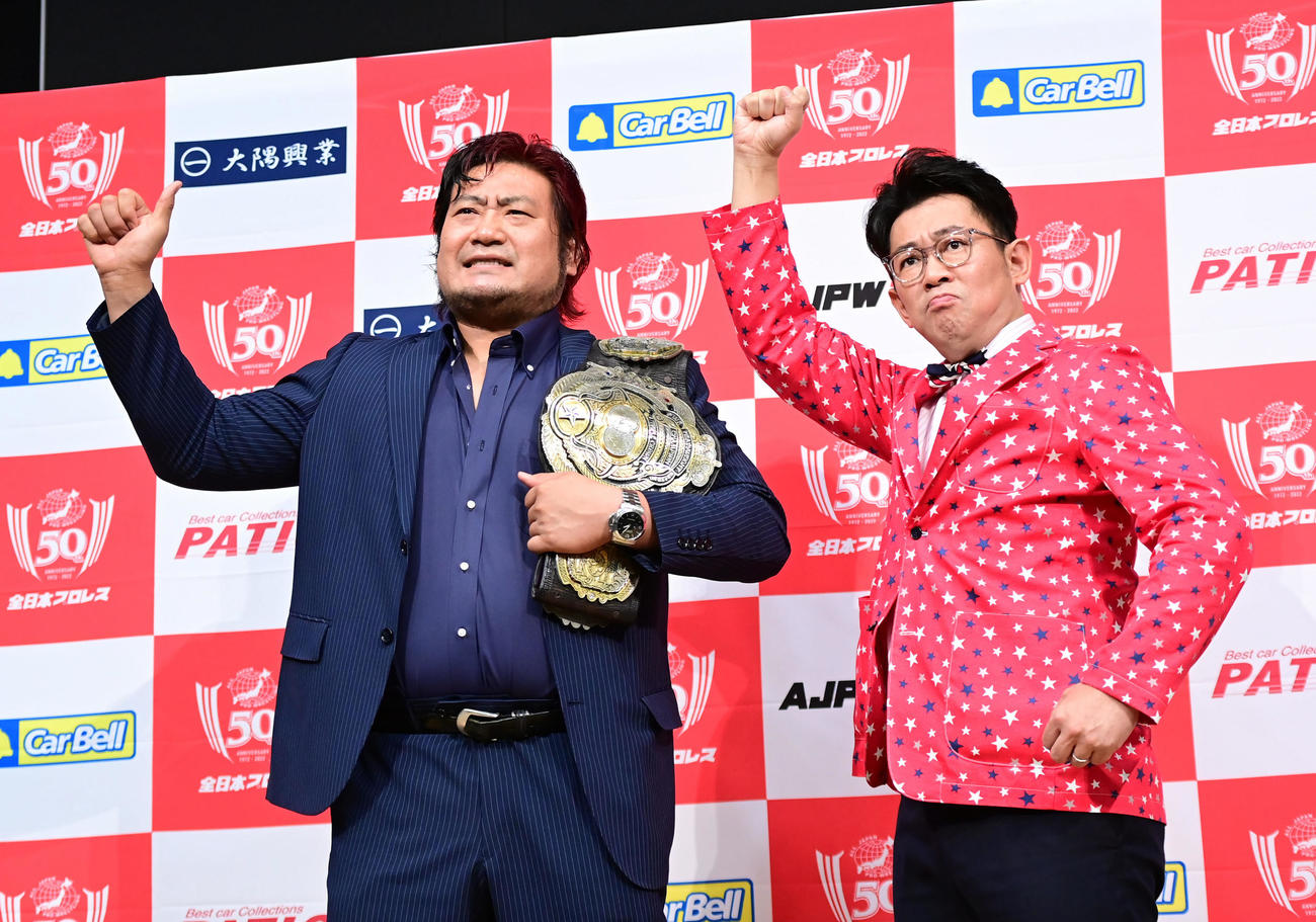 9．18全日本プロレス50周年記念大会のアンバサダーに就任したビビる大木（右）は3冠ヘビー級王者の諏訪魔とフォトセッションに臨む（撮影・小沢裕）