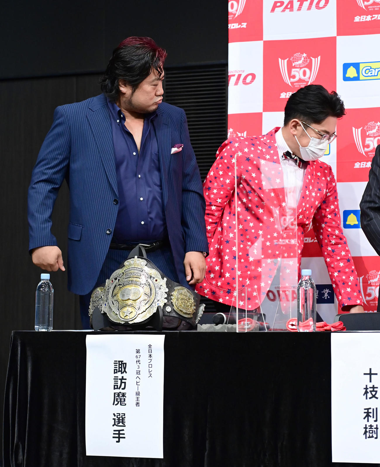 9．18全日本プロレス50周年記念大会のアンバサダーに就任したビビる大木（右）を厳しい目で追う諏訪魔（撮影・小沢裕）