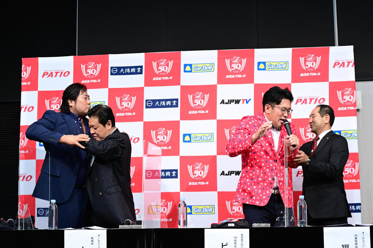 9．18全日本プロレス50周年記念大会のアンバサダーに就任したビビる大木（右から2人目）にブードゥーマーダーズ入りを迫る諏訪魔（左）（撮影・小沢裕）
