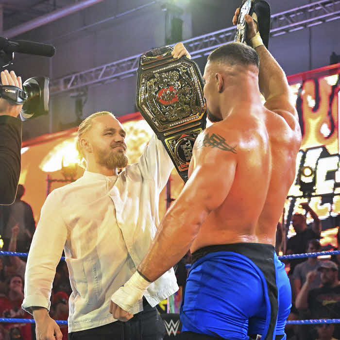 NXT王者ブロン・ブレイカー（右）の前に姿をみせたNXT・UK王者タイラー・ベイト（C）2022 WWE, Inc. All Rights Reserved.