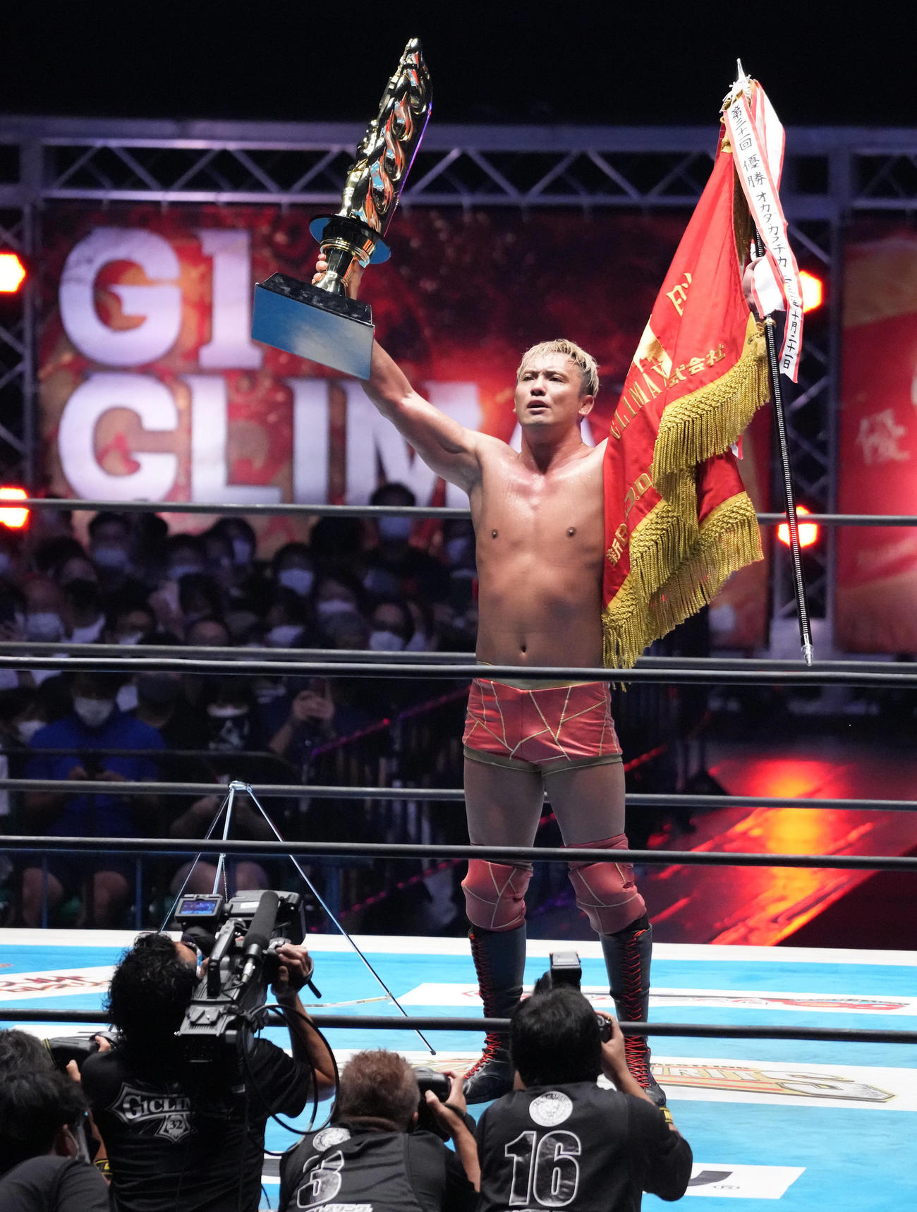 G1を制しトロフィーと優勝旗を掲げるオカダ・カズチカ（撮影・小沢裕）