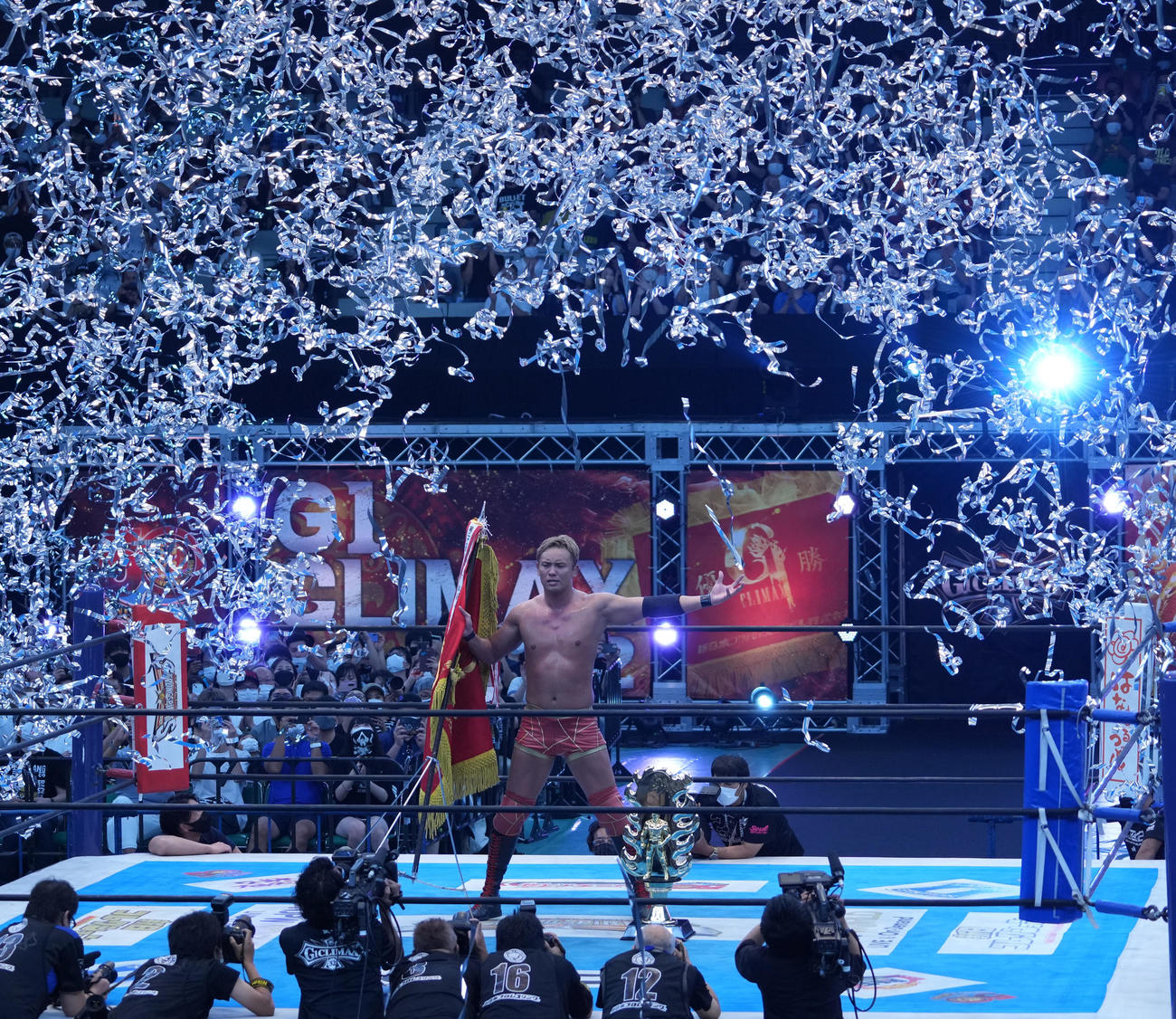 「G1クライマックス32」ファイナルトーナメント決勝戦、オカダ・カズチカ対ウィル・オスプレイ　G1を制したオカダ・カズチカは降り注ぐ銀色のテープを全身に浴びる（撮影・小沢裕）