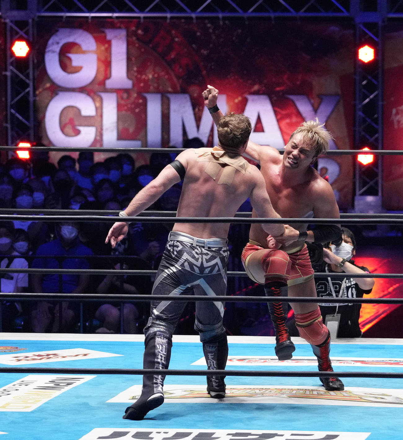 「G1クライマックス32」ファイナルトーナメント決勝戦、オカダ・カズチカ対ウィル・オスプレイ　ウィル・オスプレイ（左）をレインメーカーで仕留めるオカダ・カズチカ（撮影・小沢裕）
