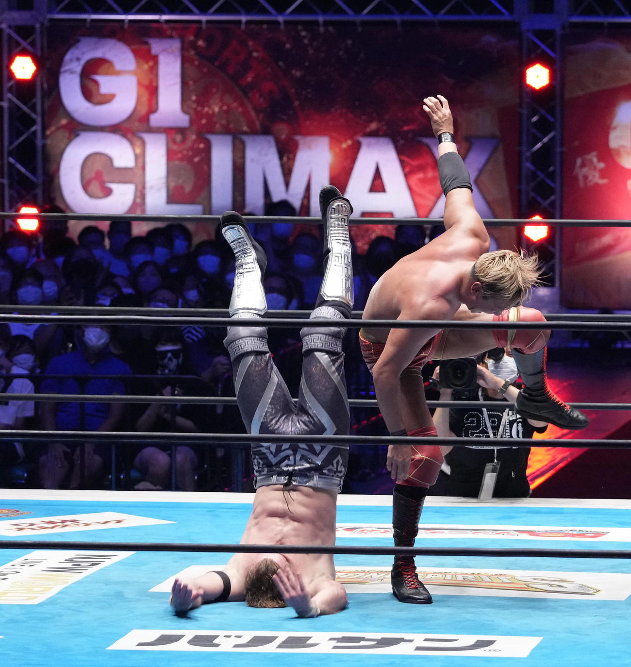 「G1クライマックス32」ファイナルトーナメント決勝戦、オカダ・カズチカ対ウィル・オスプレイ　ウィル・オスプレイ（左）をレインメーカーで仕留めるオカダ・カズチカ（撮影・小沢裕）