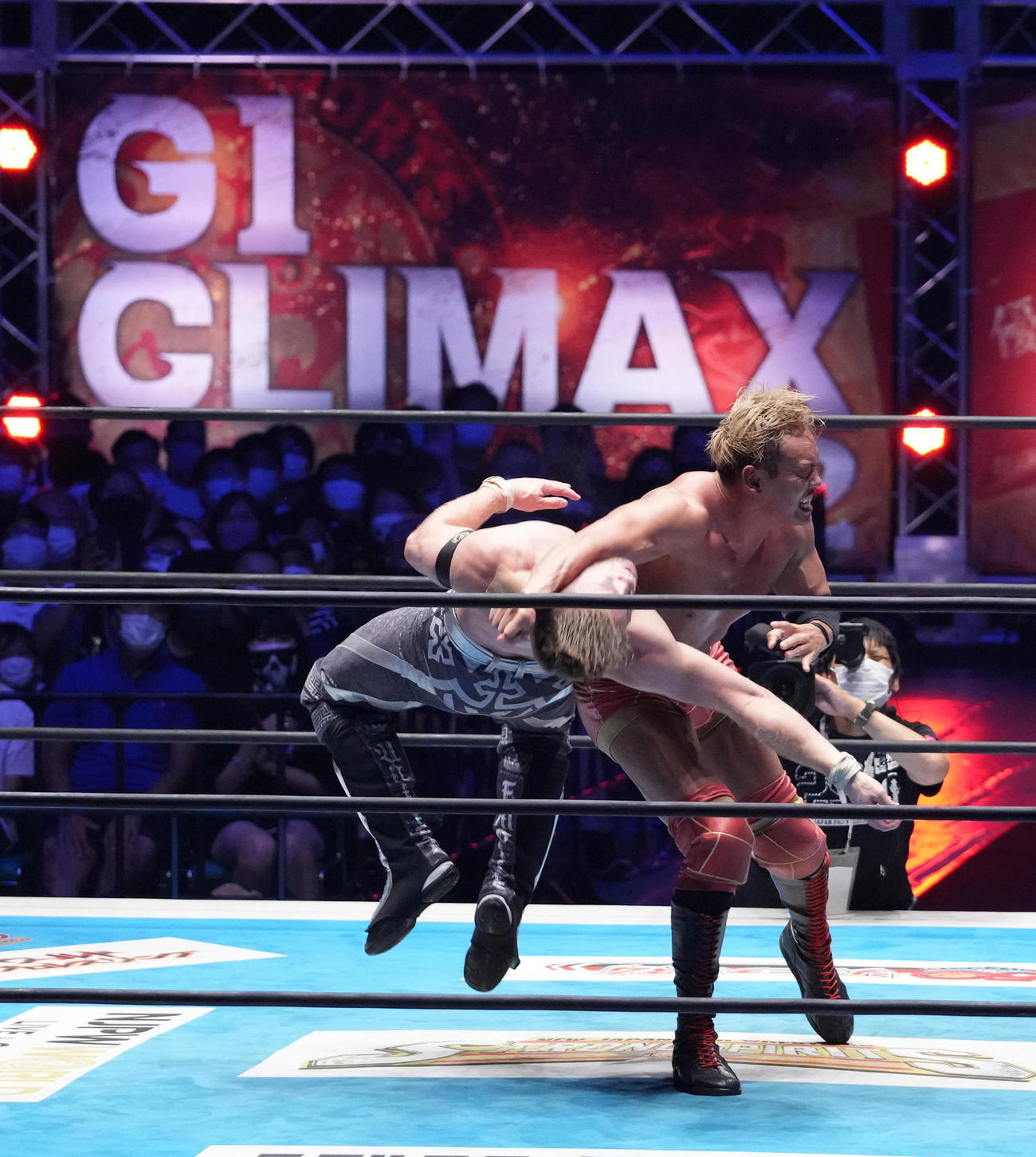 オカダ・カズチカ対ウィル・オスプレイ　ウィル・オスプレイ（左）をレインメーカーで仕留めるオカダ・カズチカ（撮影・小沢裕）