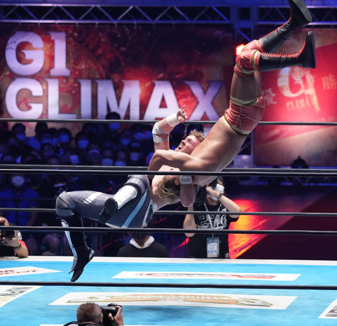 オカダ・カズチカ（右）にブレーンバスターを浴びせるウィル・オスプレイ（撮影・小沢裕）