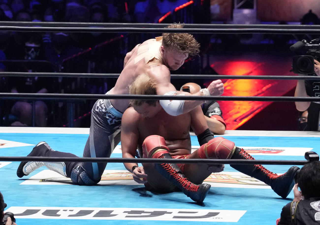 「G1クライマックス32」ファイナルトーナメント決勝戦、オカダ・カズチカ対ウィル・オスプレイ　オカダ・カズチカ（手前右）の頭部に背後からエルボーを見舞うウィル・オスプレイ（撮影・小沢裕）