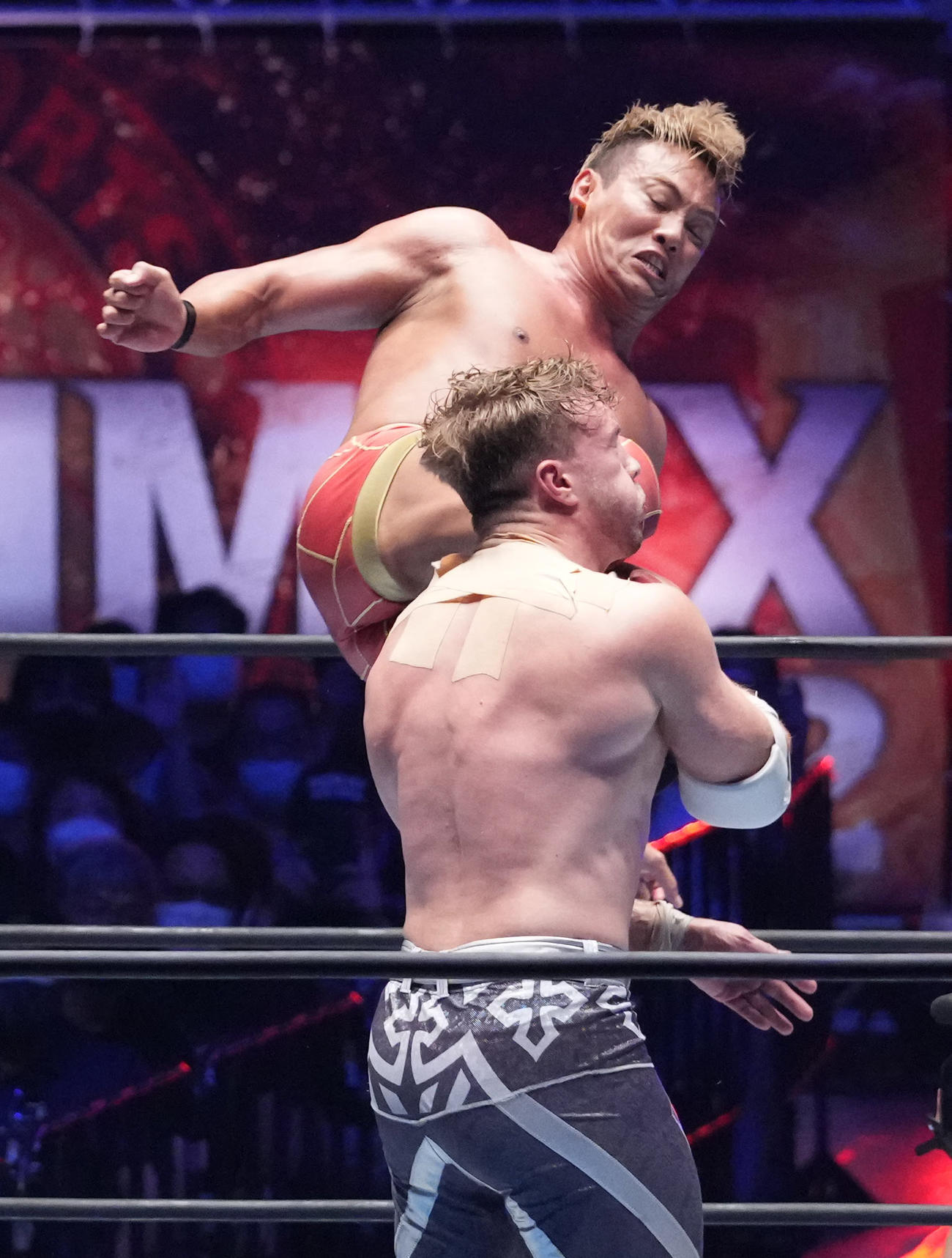 「G1クライマックス32」ファイナルトーナメント決勝戦、オカダ・カズチカ対ウィル・オスプレイ　ウィル・オスプレイ（手前）にドロップキックを見舞うオカダ・カズチカ（撮影・小沢裕）