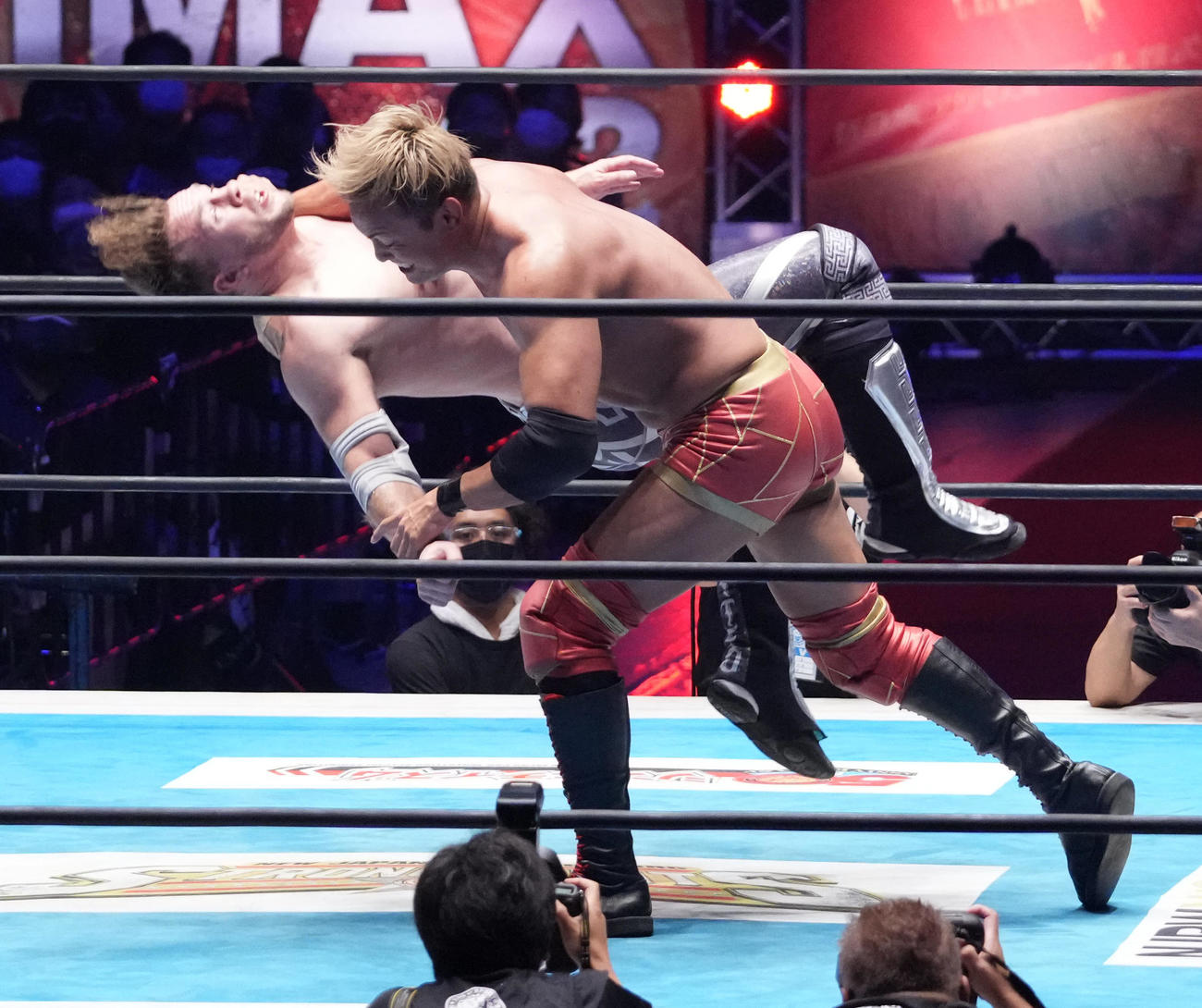 「G1クライマックス32」ファイナルトーナメント決勝戦、オカダ・カズチカ対ウィル・オスプレイ　ウィル・オスプレイ（左）にレインメーカーを見舞うオカダ・カズチカ（撮影・小沢裕）