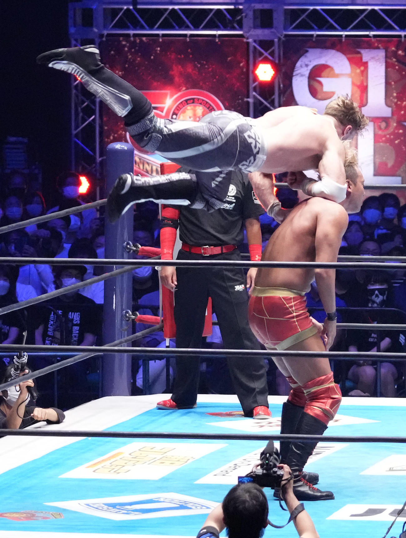 「G1クライマックス32」ファイナルトーナメント決勝戦、オカダ・カズチカ対ウィル・オスプレイ　コーナートップからオカダ・カズチカ（右）にダイビングエルボーを見舞うウィル・オスプレイ（撮影・小沢裕）