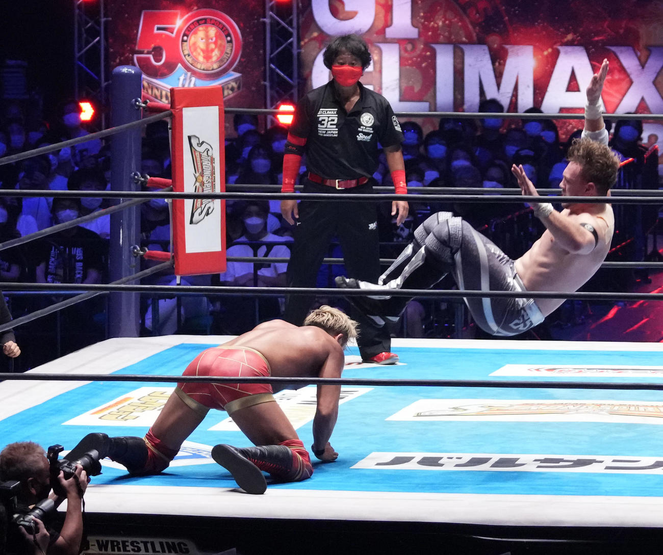 「G1クライマックス32」ファイナルトーナメント決勝戦、オカダ・カズチカ対ウィル・オスプレイ　コーナートップからオカダ・カズチカ（左）にキックを見舞うウィル・オスプレイ（撮影・小沢裕）