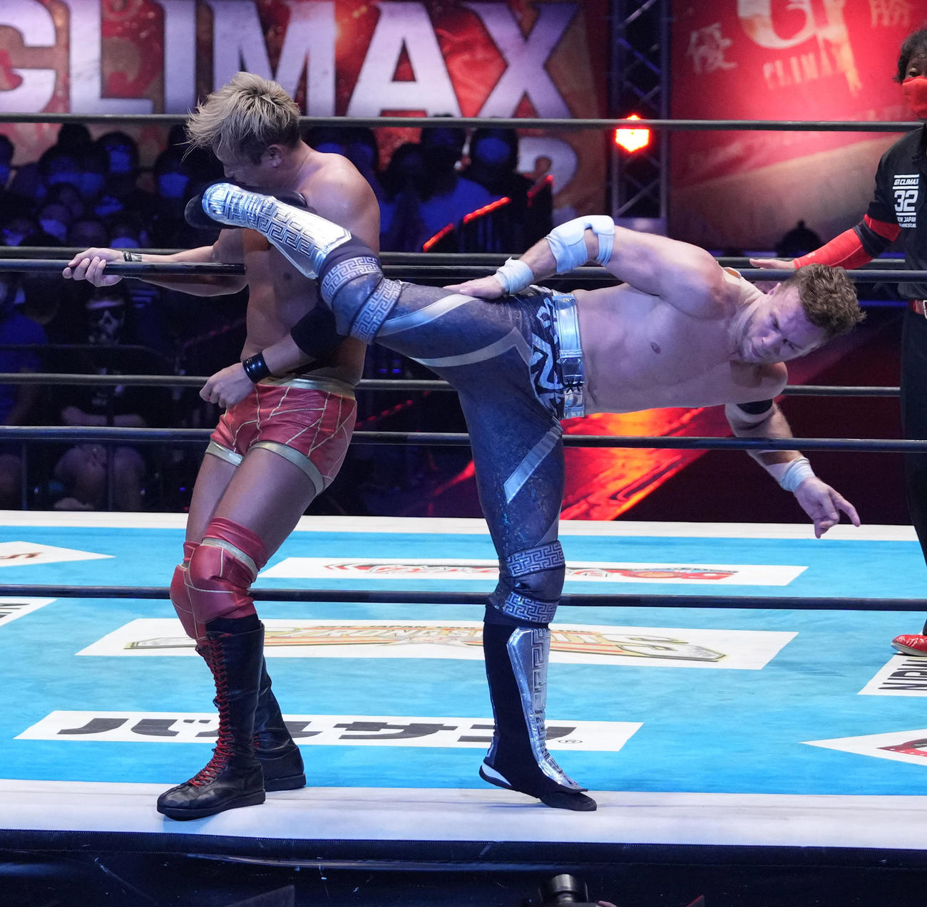 「G1クライマックス32」ファイナルトーナメント決勝戦、オカダ・カズチカ対ウィル・オスプレイ　エプロンでオカダ・カズチカ（左）に後ろ回し蹴りを見舞うウィル・オスプレイ（撮影・小沢裕）