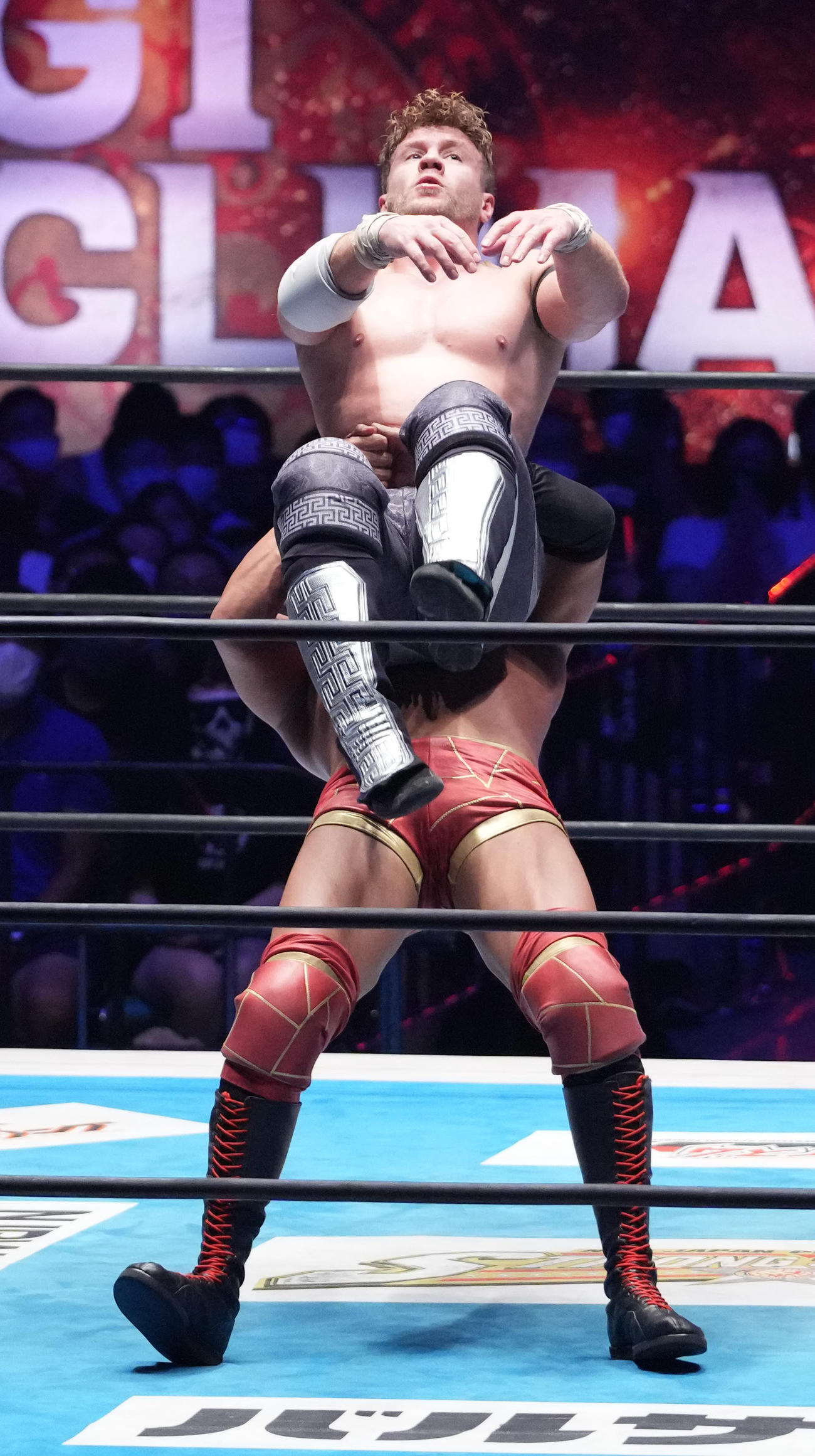 「G1クライマックス32」ファイナルトーナメント決勝戦、オカダ・カズチカ対ウィル・オスプレイ　ウィル・オスプレイ（上）にジャーマンスープレックスを見舞うオカダ・カズチカ（撮影・小沢裕）