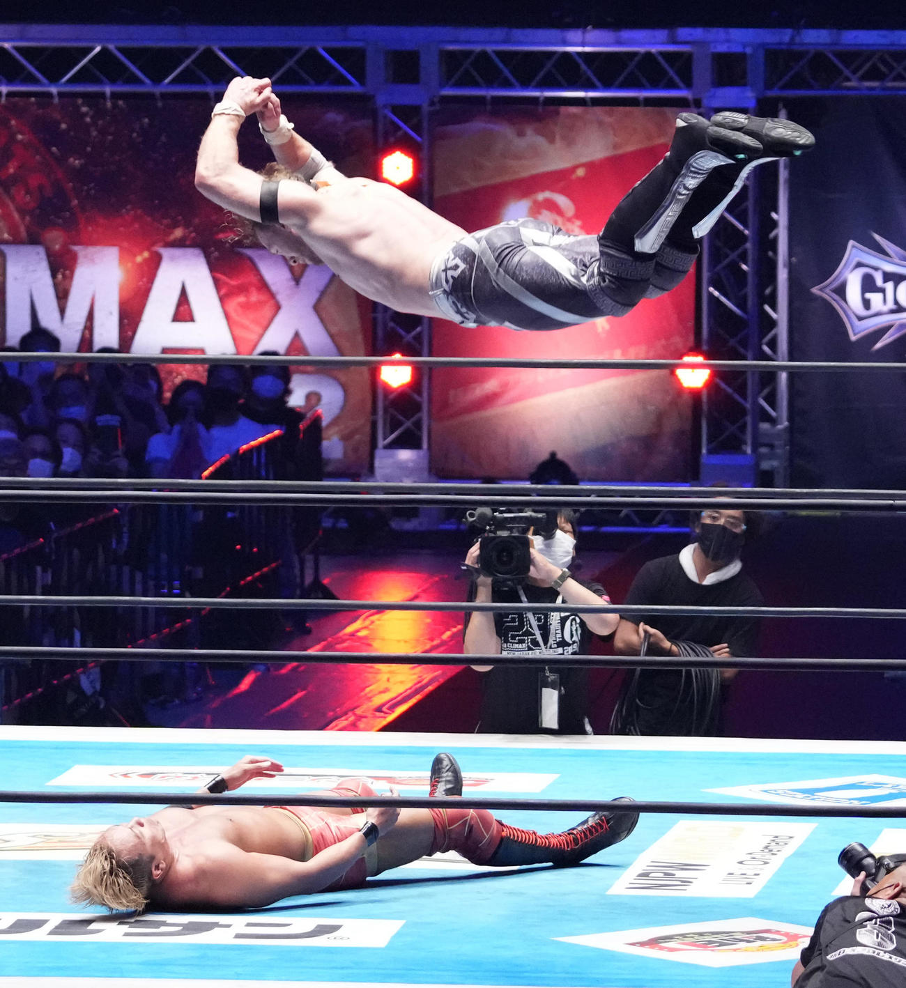 「G1クライマックス32」ファイナルトーナメント決勝戦、オカダ・カズチカ対ウィル・オスプレイ　コーナートップからオカダ・カズチカ（左）にダイビングボディープレスを見舞うウィル・オスプレイ（撮影・小沢裕）