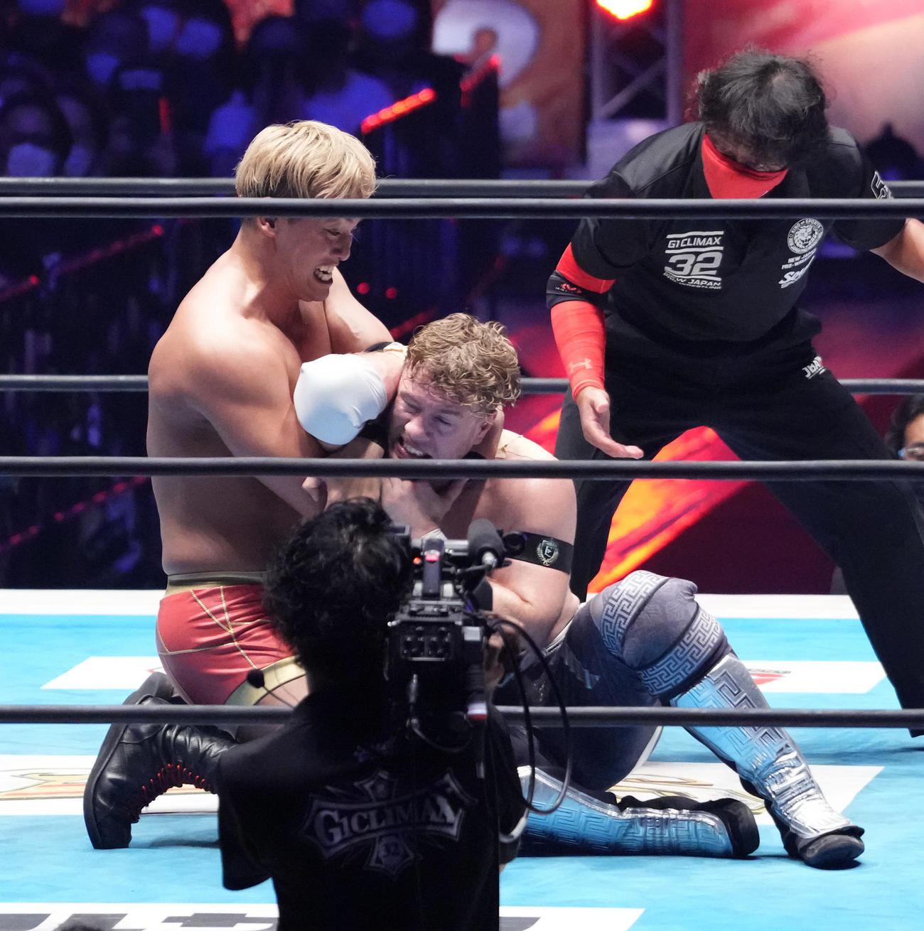 オカダ（左）のマネークリップで攻められるオスプレイ（撮影・小沢裕）