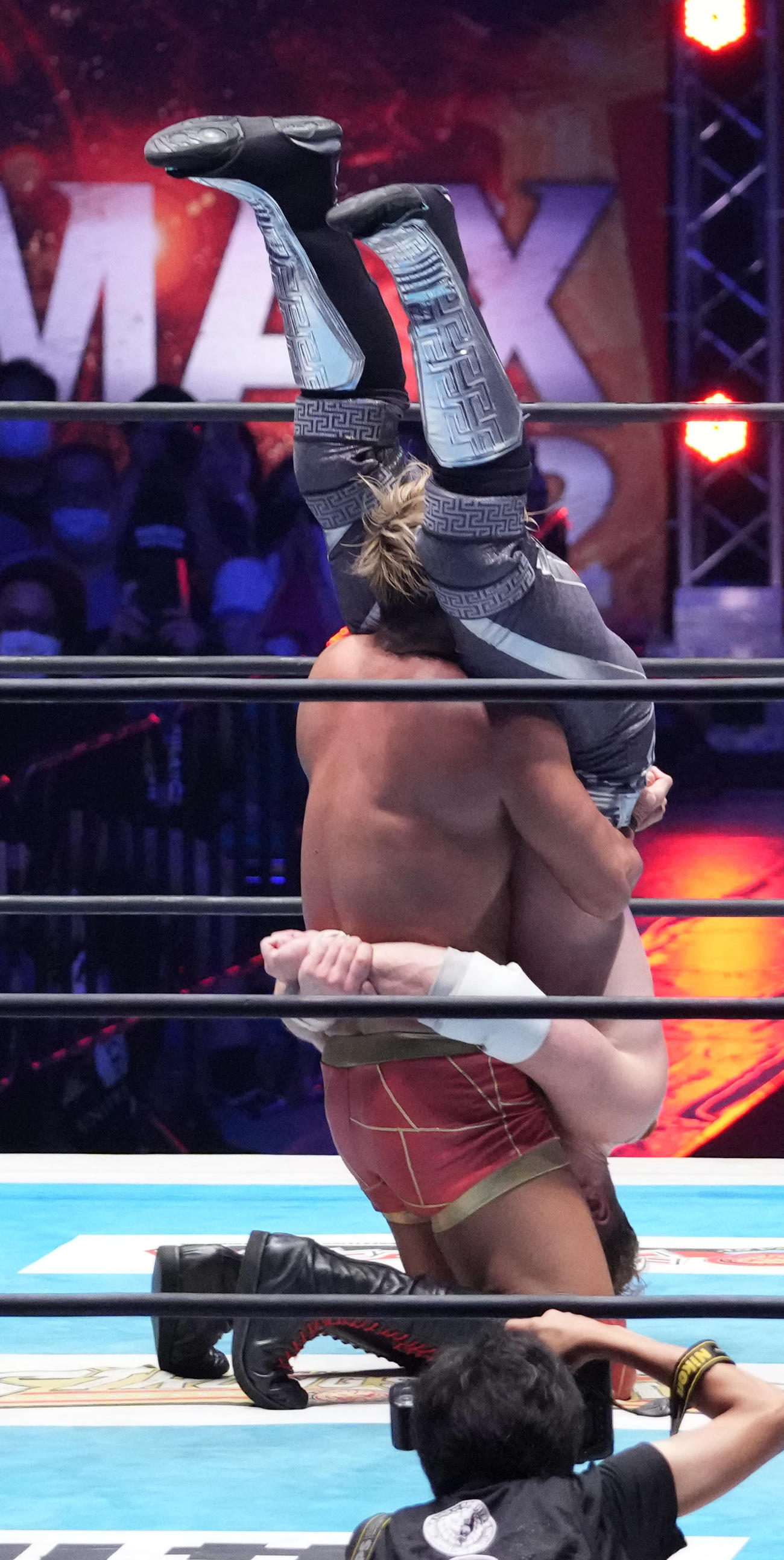 「G1クライマックス32」ファイナルトーナメント決勝戦、オカダ・カズチカ対ウィル・オスプレイ　ウィル・オスプレイ（右）をパイルドライバーでマットにたたきつけるオカダ・カズチカ（撮影・小沢裕）