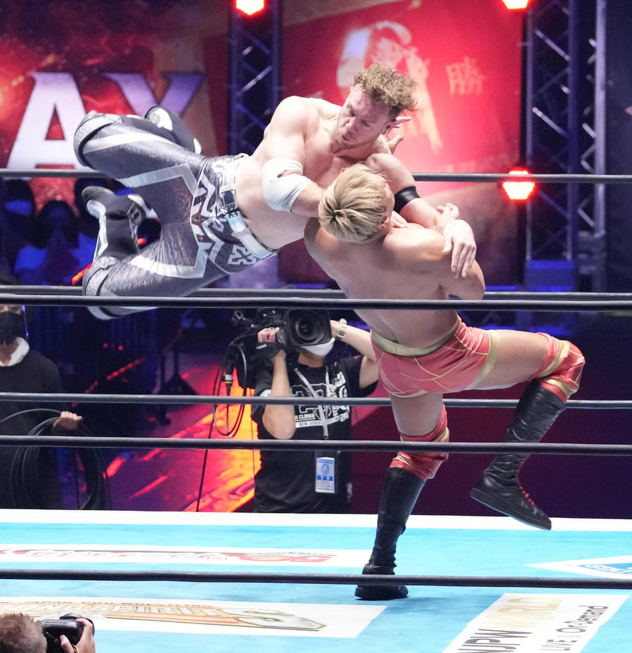 「G1クライマックス32」ファイナルトーナメント決勝戦、オカダ・カズチカ対ウィル・オスプレイ　コーナートップからオカダ・カズチカ（右）にダイビングボディープレスを浴びせるウィル・オスプレイ（撮影・小沢裕）