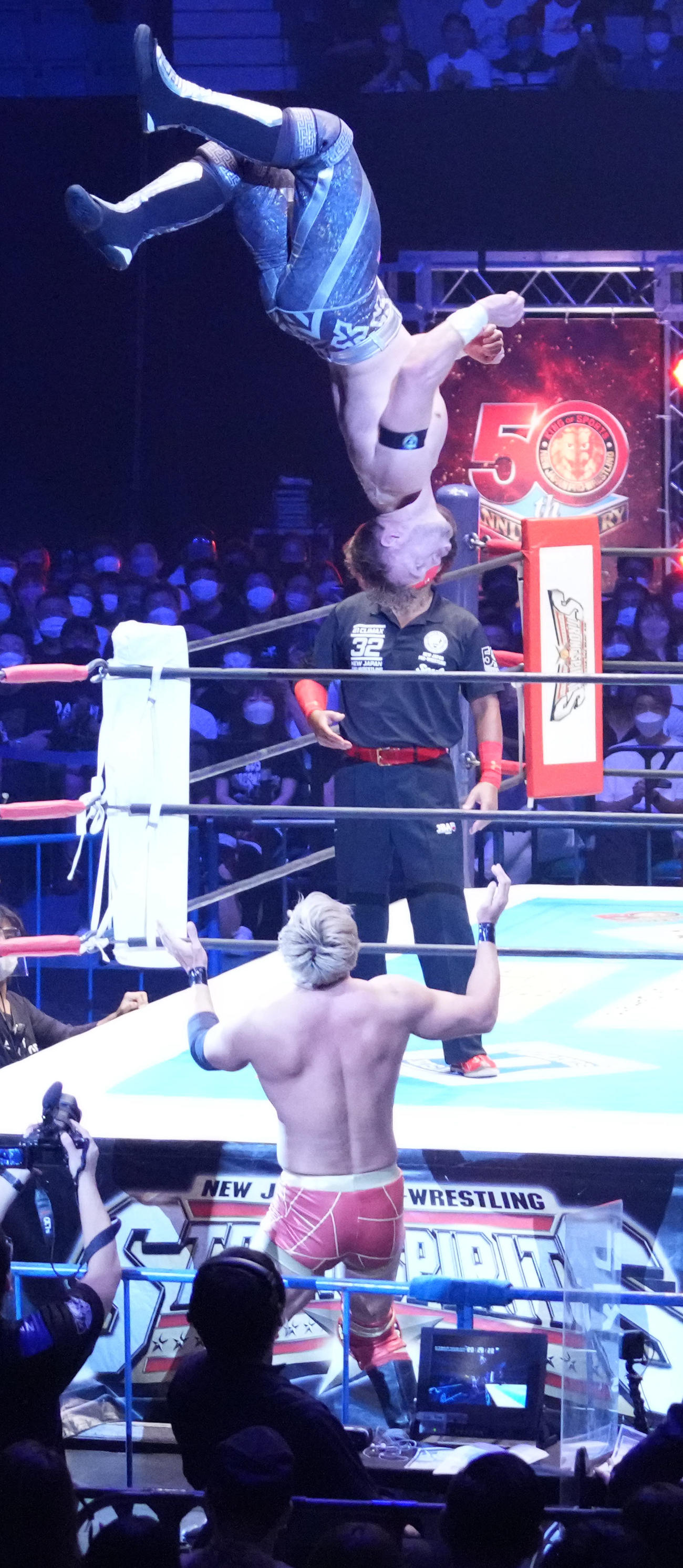 「G1クライマックス32」ファイナルトーナメント決勝戦、オカダ・カズチカ対ウィル・オスプレイ　コーナートップから場外のオカダ・カズチカ（下）にダイブするウィル・オスプレイ（撮影・小沢裕）