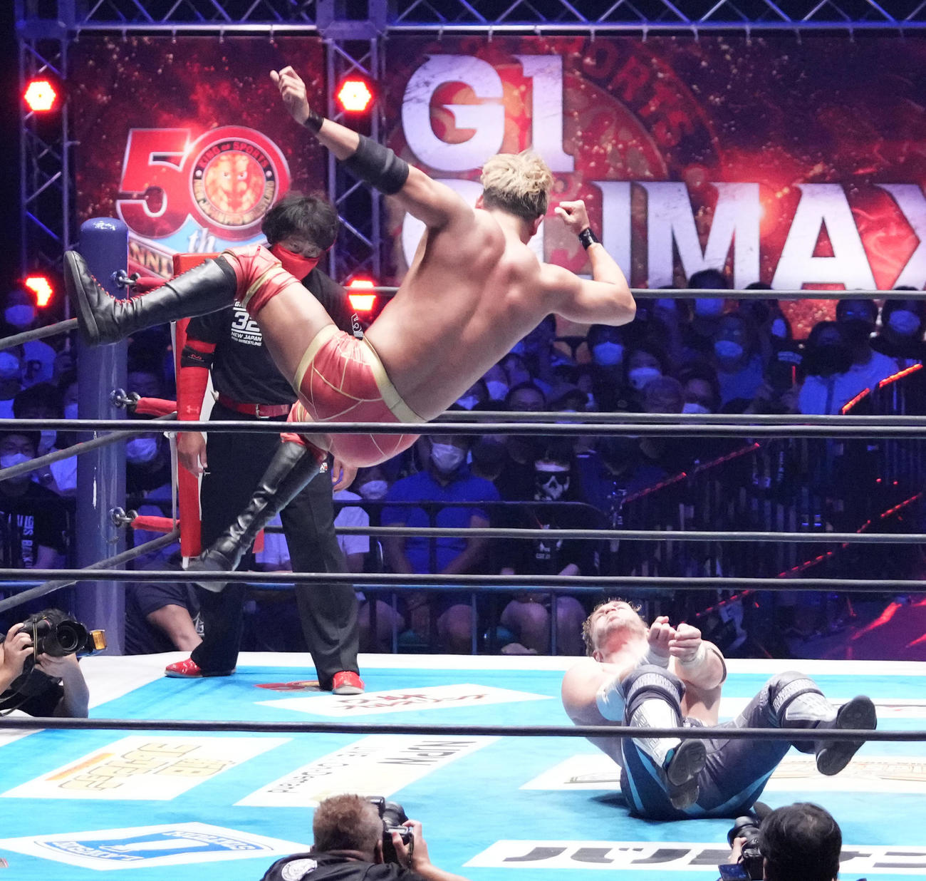 「G1クライマックス32」ファイナルトーナメント決勝戦、オカダ・カズチカ対ウィル・オスプレイ　コーナートップからウィル・オスプレイ（右）にダイビングエルボーを見舞うオカダ・カズチカ（撮影・小沢裕）