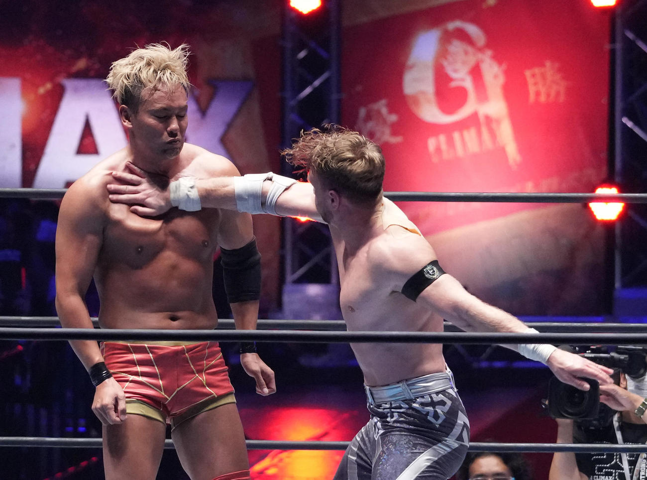 「G1クライマックス32」ファイナルトーナメント決勝戦、オカダ・カズチカ対ウィル・オスプレイ　オカダ・カズチカ（左）にチョップを見舞うウィル・オスプレイ（撮影・小沢裕）