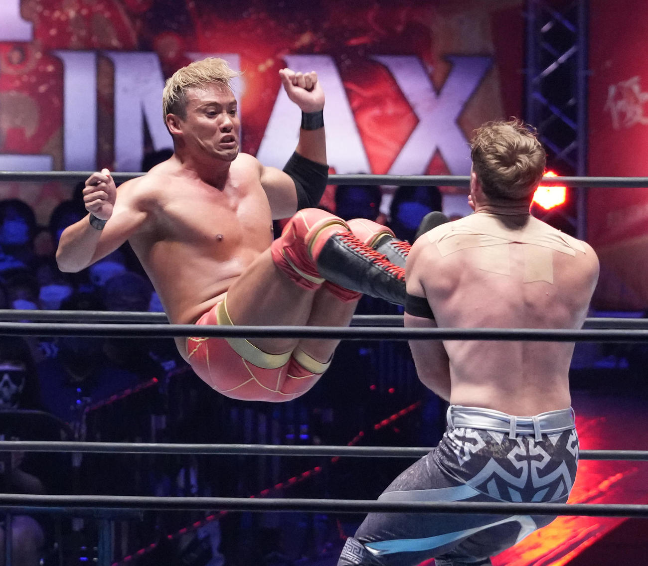 「G1クライマックス32」ファイナルトーナメント決勝戦、オカダ・カズチカ対ウィル・オスプレイ　ウィル・オスプレイ（右）にドロップキックを見舞うオカダ・カズチカ（撮影・小沢裕）