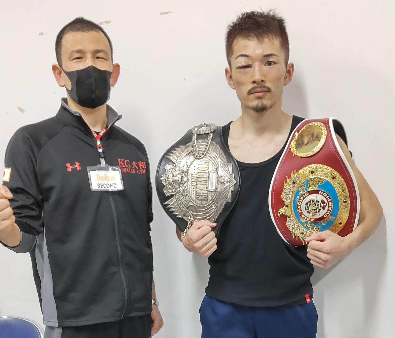チャンピオンカーニバルのMVPに選ばれた日本、WBOアジア・パシフィック・フェザー級王者阿部麗也（右）。左は所属ジムの片渕剛太会長