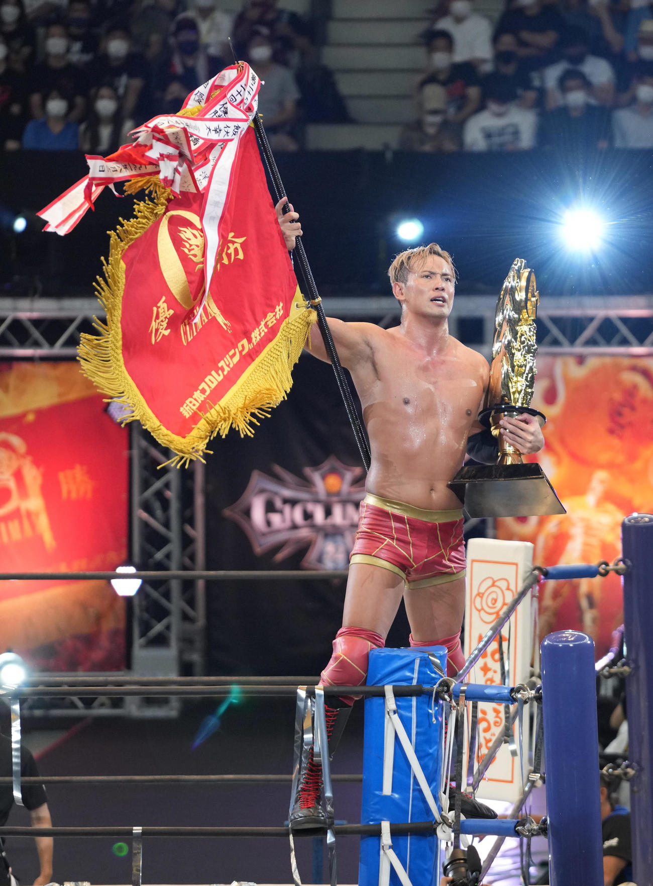 G1を制しコーナートップでトロフィーと優勝旗を掲げるオカダ・カズチカ（2022年8月18日撮影）