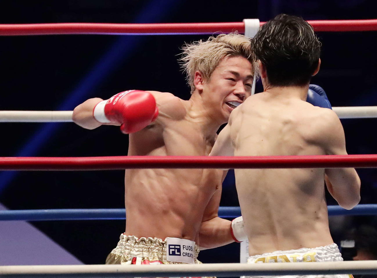 パンチで攻める武尊（左）（2021年3月28日撮影）