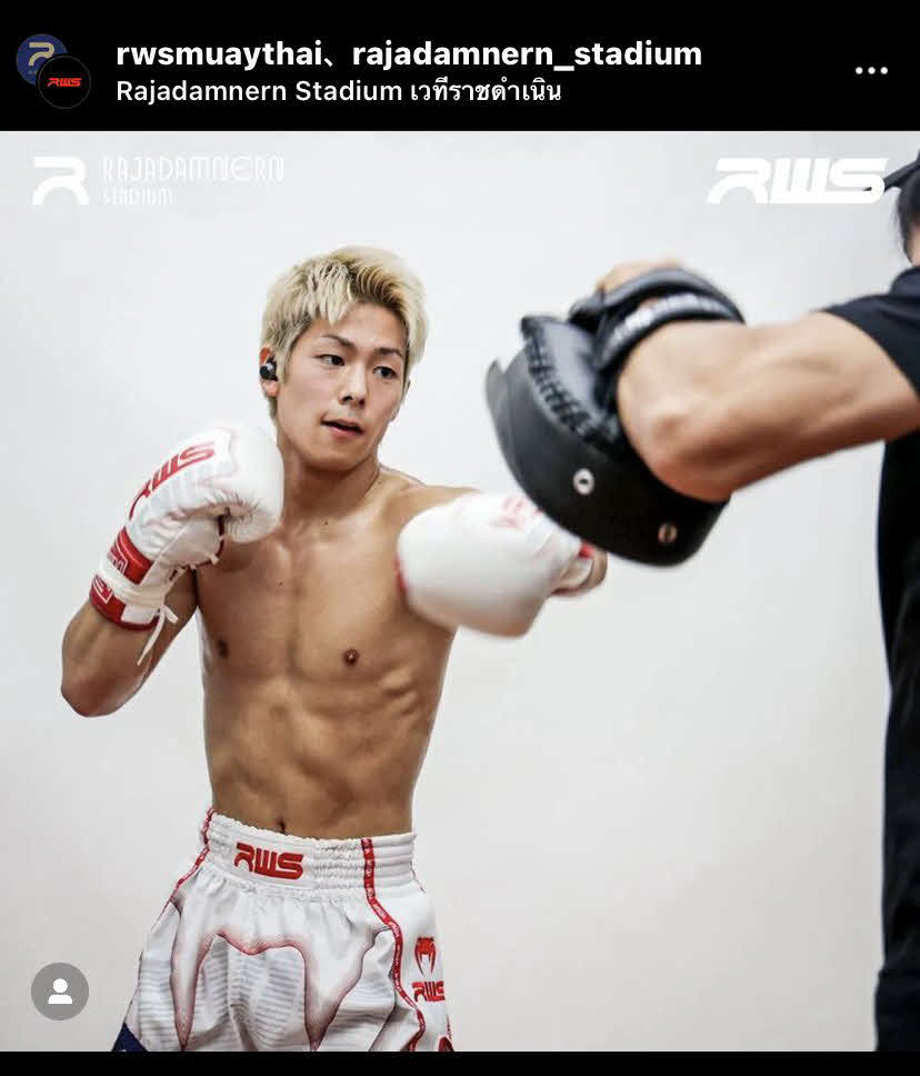 試合前にミット打ちを行う三浦（RWS公式インスタグラムより）