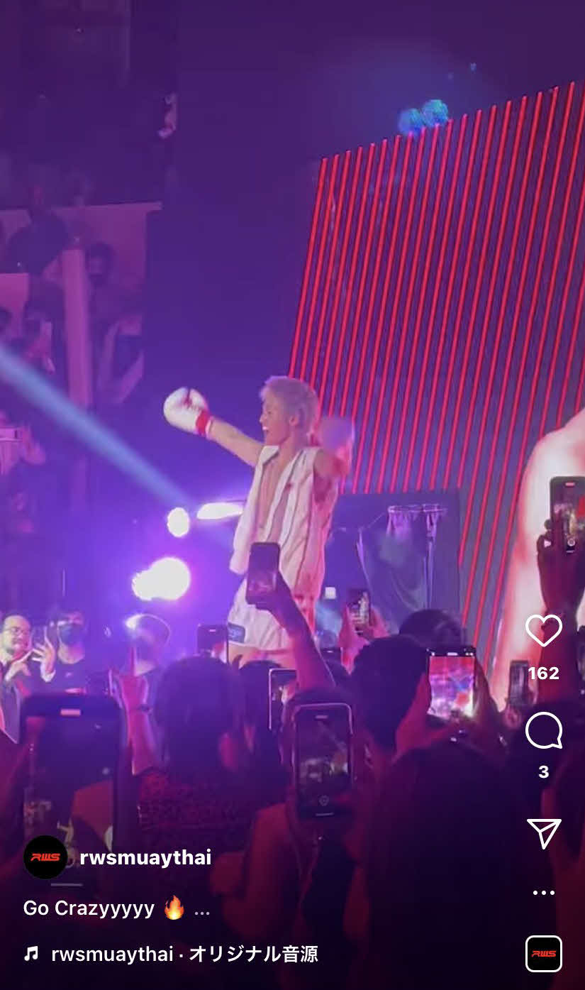 登場する三浦とスマホで写真を撮るファンたち（RWS公式インスタグラムより）