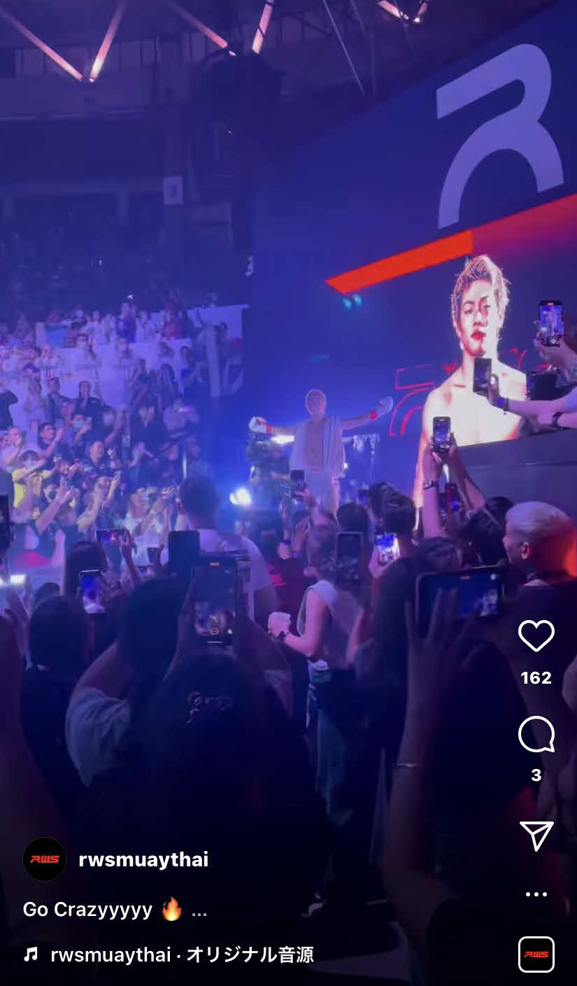 登場する三浦とスマホで写真を撮るファンたち（RWS公式インスタグラムより）
