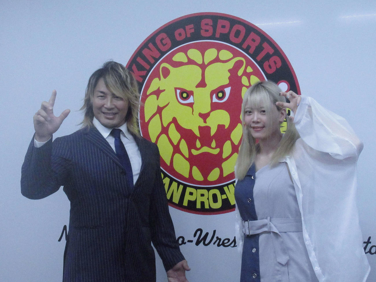 ポーズを取る新日本プロレスの棚橋（左）とスターダムの岩谷（撮影・勝部晃多）