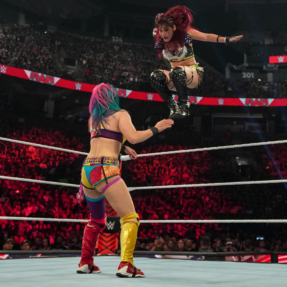スワンダイブ式でアスカ（左）に強烈なミサイルキックを放ったイヨ・スカイ（C）2022 WWE, Inc. All Rights Reserved.