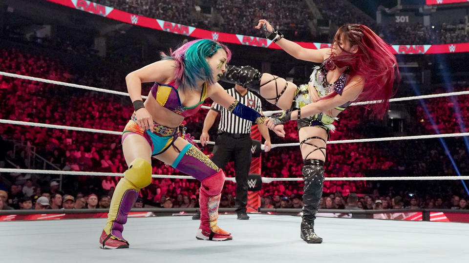 WWE女子タッグ王座トーナメント準決勝で激しい攻防を繰り広げたアスカ（左）とイヨ・スカイ（C）2022 WWE, Inc. All Rights Reserved.