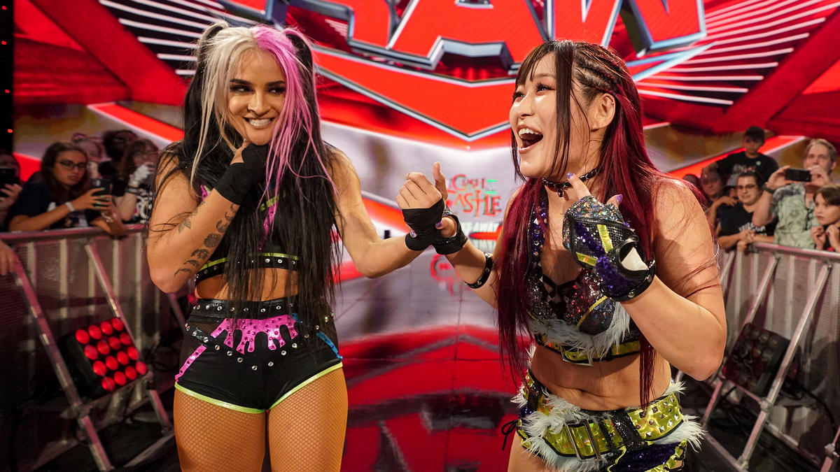 ダコタカイ（左）と勝利を喜ぶイヨ・スカイ（C）2022 WWE, Inc. All Rights Reserved.
