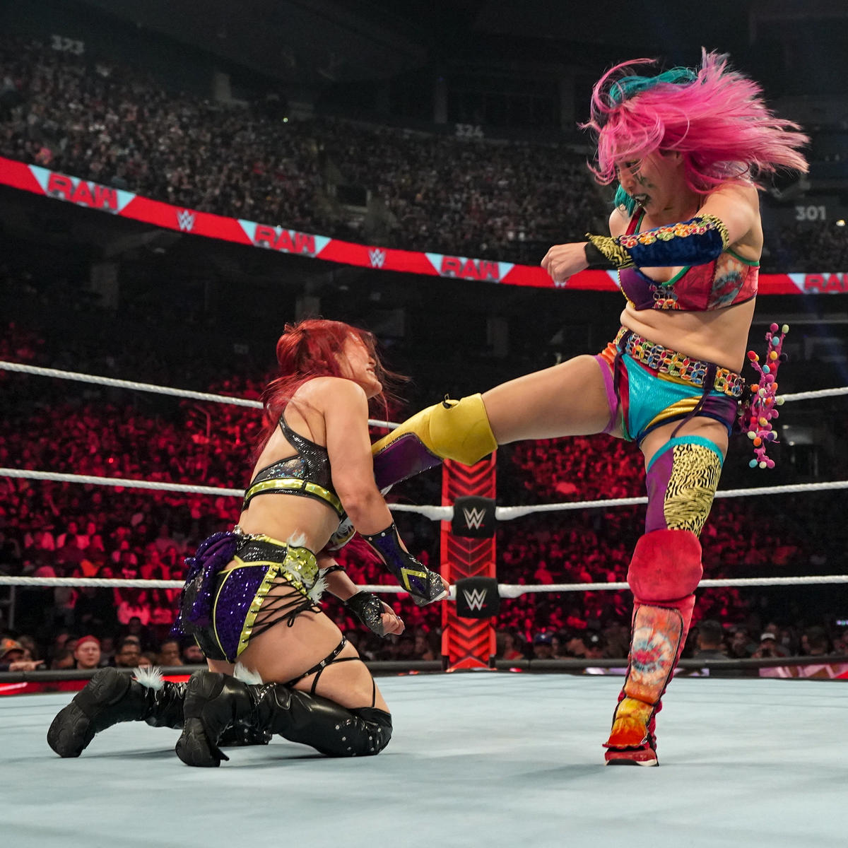 イヨ・スカイ（左）に強烈なキックを放ったアスカ（C）2022 WWE, Inc. All Rights Reserved.