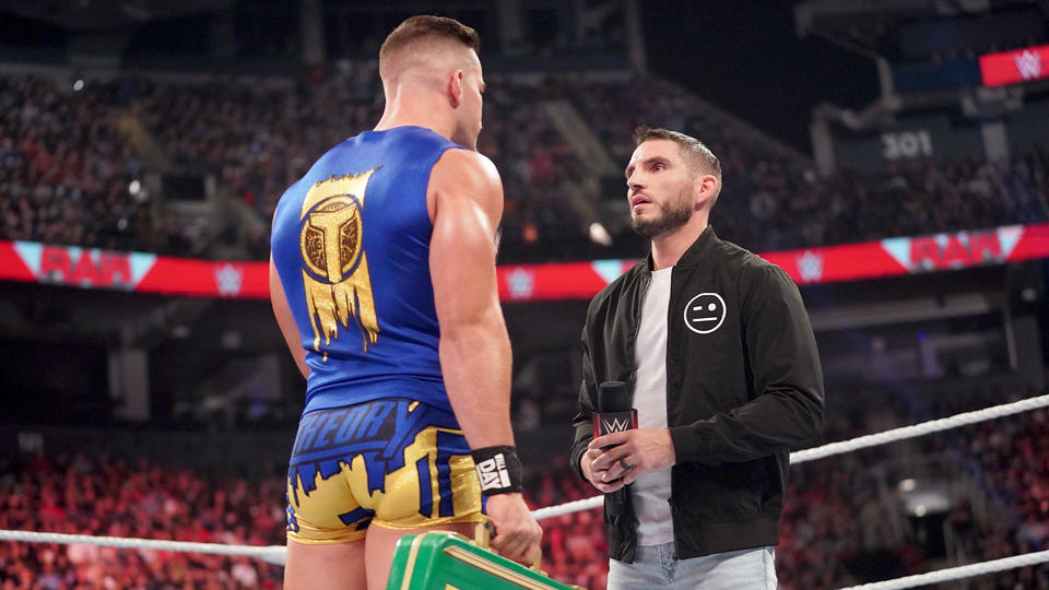 9カ月ぶりにWWE復帰したジョニー・ガルガノ（右）は元盟友のセオリーとリングでにらみ合い（C）2022 WWE, Inc. All Rights Reserved.