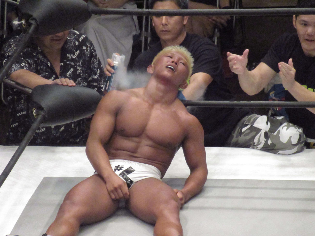 試合後にコールドスプレーをかけられるリンダマン（撮影・勝部晃多）