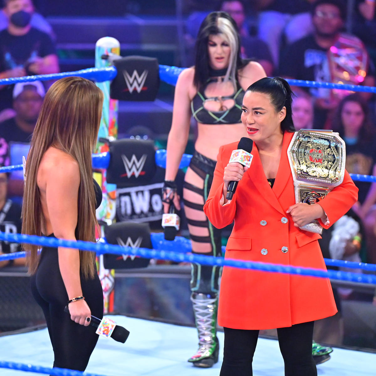 NXT女子王者マンディ・ローズ（左）、ブレア・ダベンポート（後方）の間に割って入るNXT・UK女子王者里村明衣子（C）2022 WWE, Inc. All Rights Reserved.