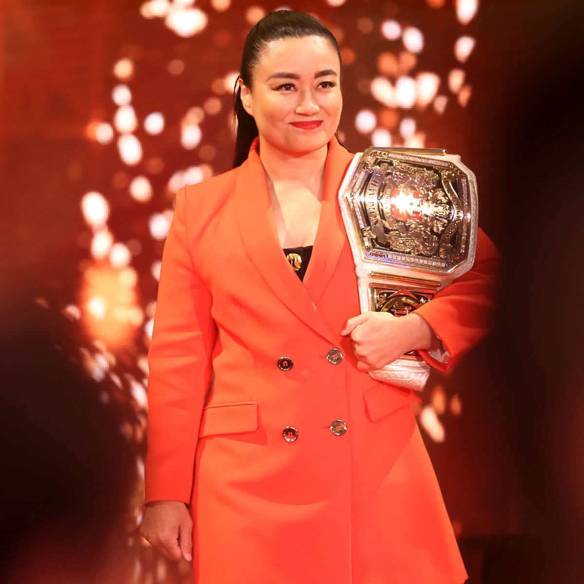 NXT大会にサプライズ登場したNXT・UK王者里村明衣子（C）2022 WWE, Inc. All Rights Reserved.