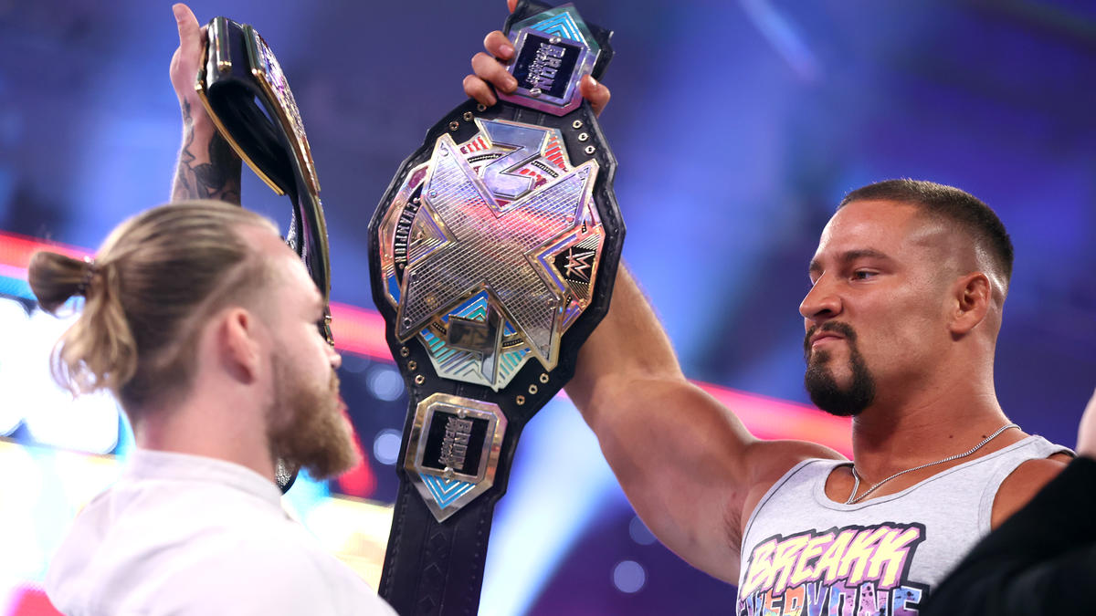保持するベルトを誇示するNXT王者ブロン・ブレイカー（右）とNXT・UK王者タイラー・ベイト（C）2022 WWE, Inc. All Rights Reserved.