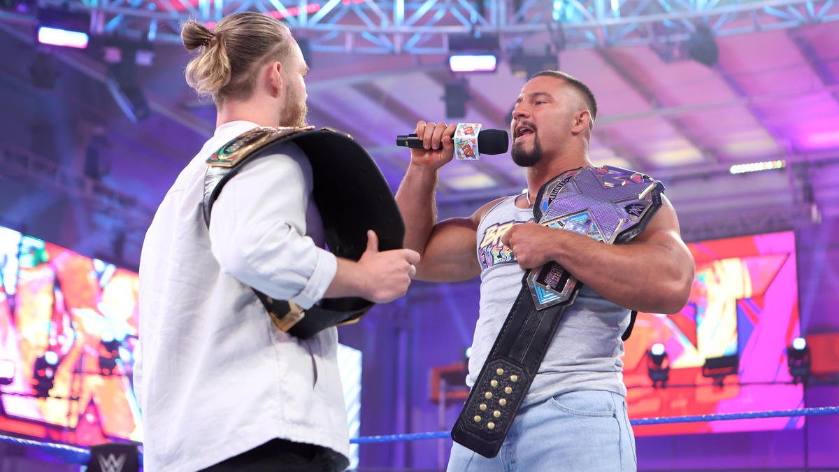 NXT・UK王者タイラー・ベイト（左）と向き合うNXT王者ブロン・ブレイカー（C）2022 WWE, Inc. All Rights Reserved.