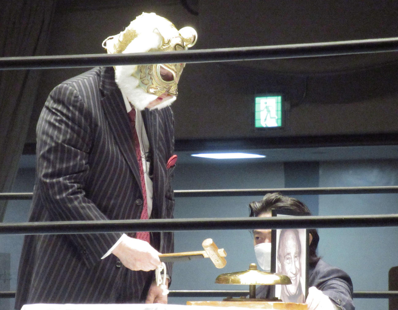 ラーベルさんに向け、追悼の10カウントを鳴らす初代タイガーマスクこと佐山（撮影・勝部晃多）