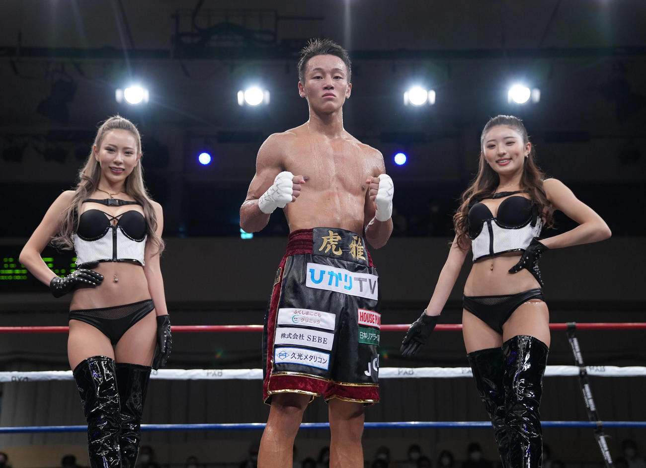 ジョン・ローレンス・オルドニオ対今永　4回KO勝ちを収めた今永。左はラウンドガールのHARACHAN、右はMIYABI（撮影・小沢裕）