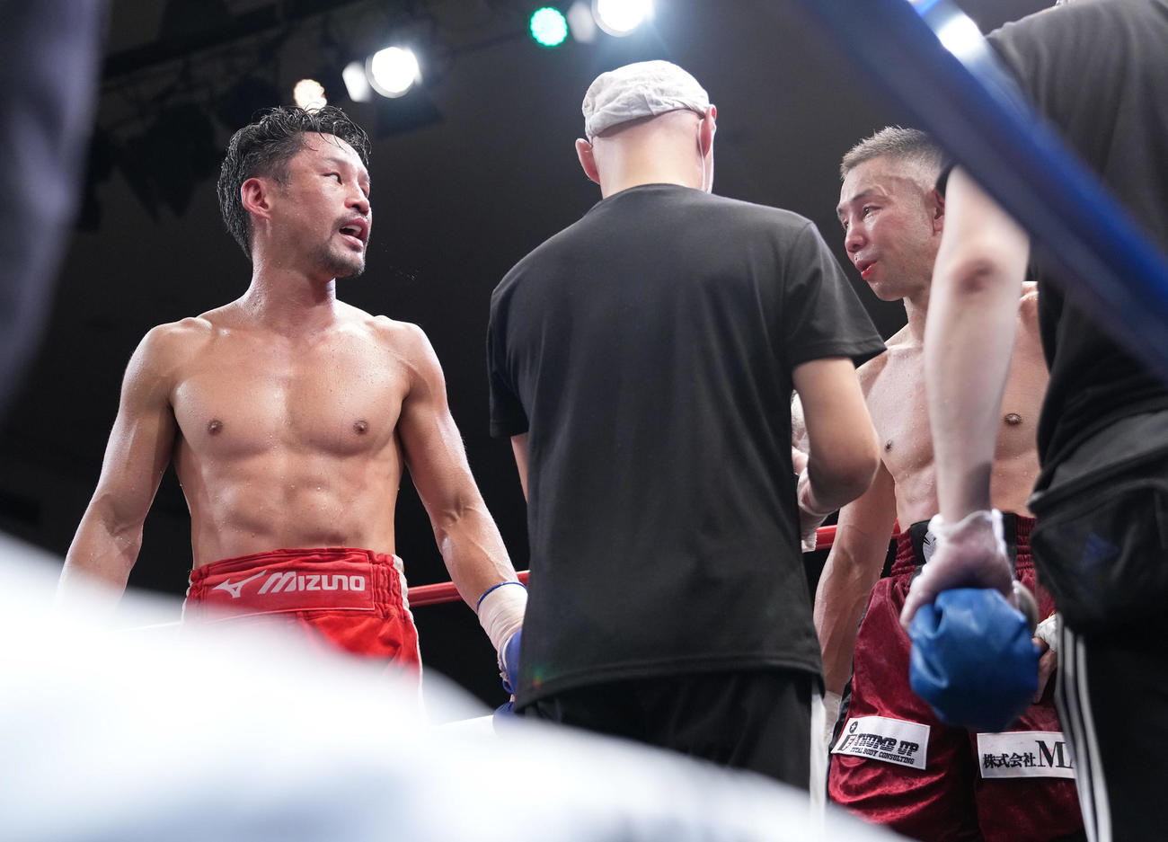 高畑対岡田　高畑（右）と健闘をたたえ合う岡田（撮影・小沢裕）