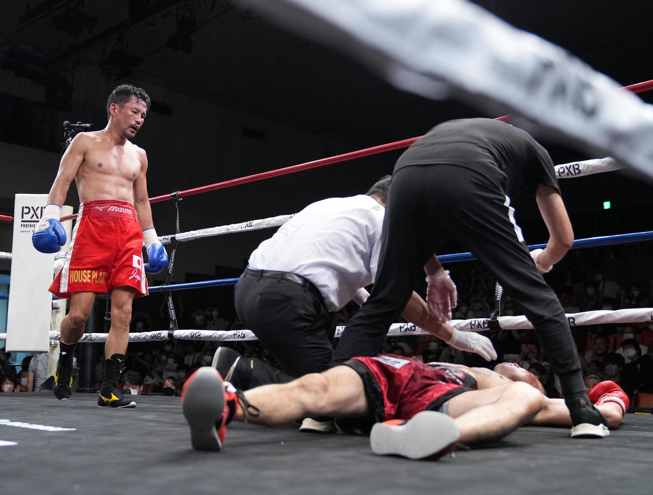 高畑対岡田　8回、高畑（右）にTKO勝ちを収める岡田（撮影・小沢裕）